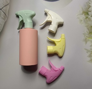 Bouteille de shampoing utilisée par bébé en plastique de forme d'ours jaune vide
